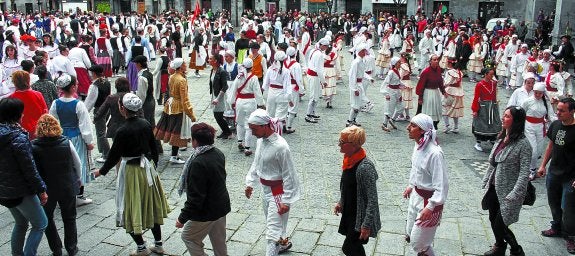Agintari dantza, fandago, arin-arin y Larrain dantza fueron las piezas que bailaron todos los grupos acompañados por los vecinos que también se animaron. 
