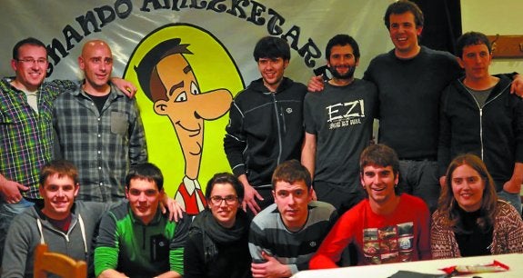 Erniarraitz eta Oñatiko taldeak Asteasun aritu ziren kantuan Asteasun.