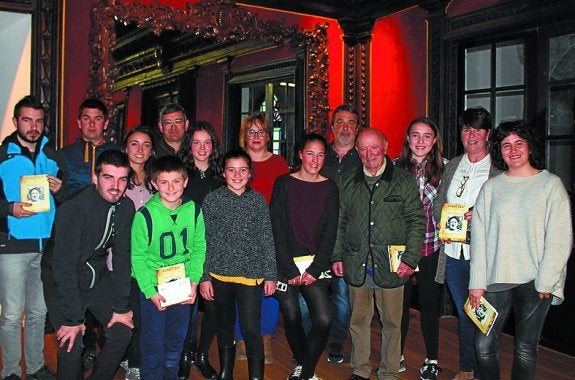 Bertso paper lehiaketako irabazleak, sari banaketa egin ostean. 