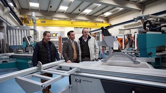 Aitor Garaño (Elkor), Diego Badiola (Algon) y Gregorio García de Vicuña (Ojmar), junto a una de las máquinas expuestas en la sede de Elkor, en Zumaia.