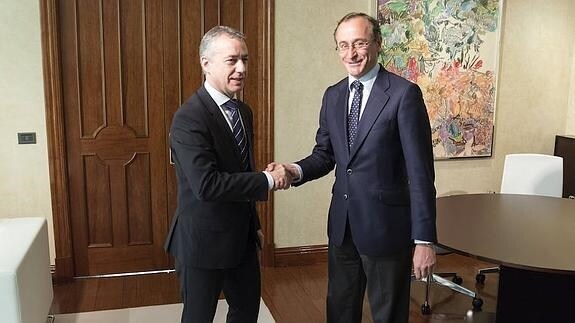 El lehendakari, Iñigo Urkullu, y el ministro en funciones y líder del PP vasco, Alfonso Alonso, se saludan en Lehendakaritza.