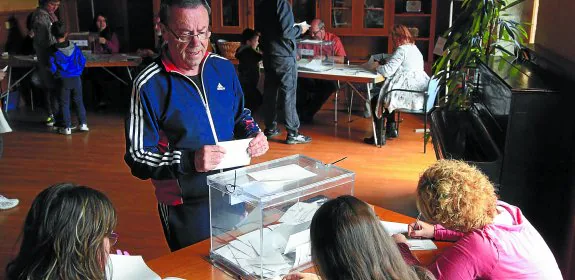 El salón de plenos del Ayuntamiento acogió durante el pasado domingo la colocación de cuatro mesas con urnas donde se ejerció el voto.