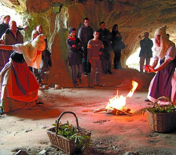 Recreación en la cueva de Zugarramurdi. 