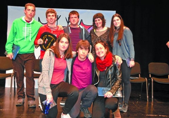 Coliseo antzokiko taula gainean izan ziren zortzi gazteak. 