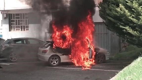 Las llamas calcinaron el vehículo.