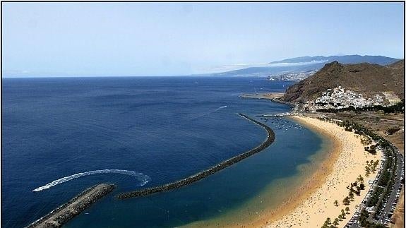 Vista aérea de la playa de las Teresitas, en Santa Cruz de Tenerife.