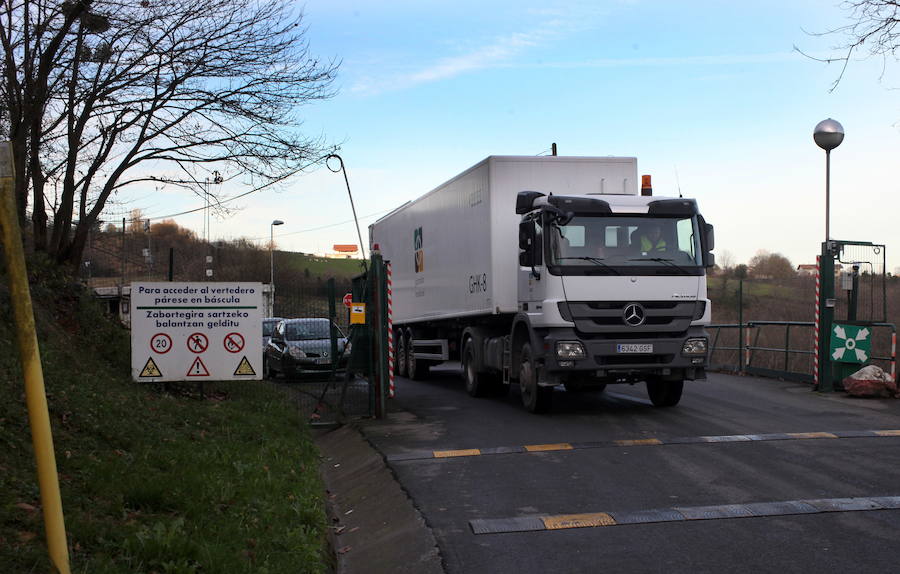 Camión de basuras compactadas saliendo del vertedero de San Marcos, camino de Meruelo (Cantabria). 