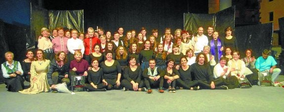 'Kanpaiak Jotzean'. Herriko Orbeldi Dantza Taldeak ikuskizun bikaina eskaini zuen gauean herriko pilotalekuan. 