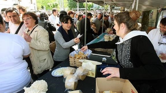 En la feria, que se abrirá a las diez de la mañana, los asistentes podrán degustar y adquirir quesos, además de comprar productos artesanales en los distintos puestos.
