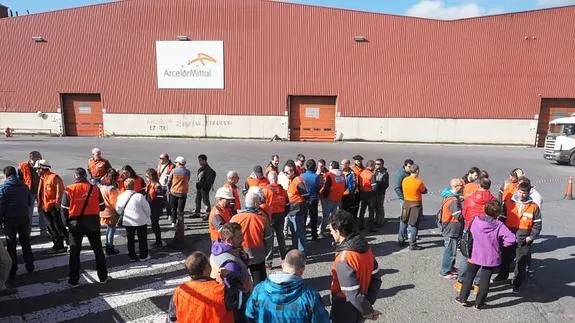 Trabajadores de Arcelor, frente a la planta de Zumarraga