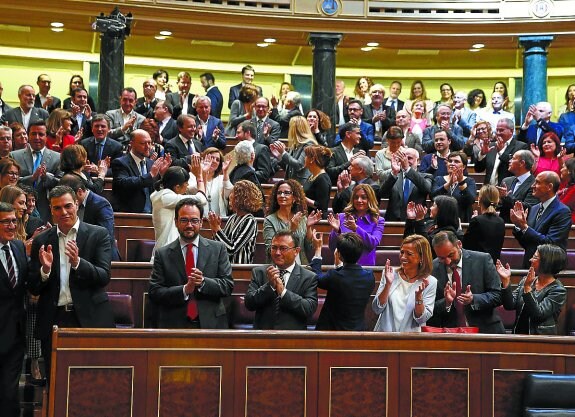 Los diputados aplauden en el último pleno de la legislatura, el pasado jueves. 