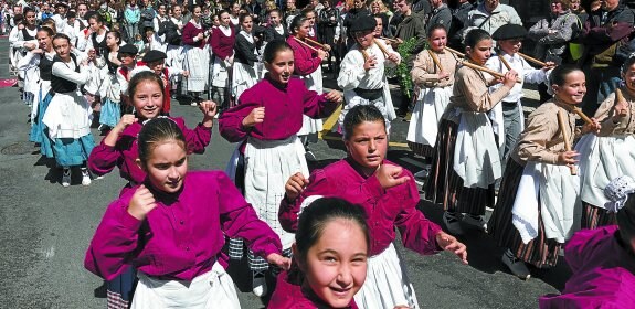Desfile. Los niños y niñas que participaron en el Dantzari Txiki Eguna mostraron durante toda la jornada su buen hacer. 