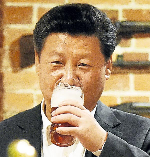 Xi JInping se toma una pinta de cerveza en Londres durante una visita oficial. 