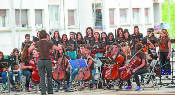 Inicio. Las orquestas europeas y los alumnos de la Escuela de Música interpretan el Himno de Europa en Ondarreta. 
