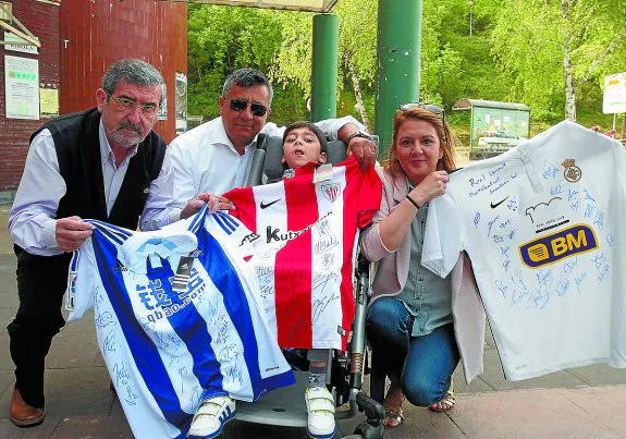 Markel Merino recibió tres camisetas de la Real Sociedad, Athletic de Bilbao y el Real Unión. 