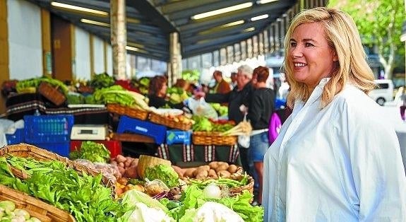 Hélène Darroze, en el mercado de La Bretxa. La cocinera francesa ha contactado con distintos proveedores guipuzcoanos para su proyecto en San Sebastián.