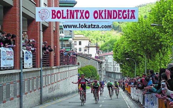 Sprint. El bergarés Mikel Aristi entró segundo por detrás de Tirilonte el año pasado. 