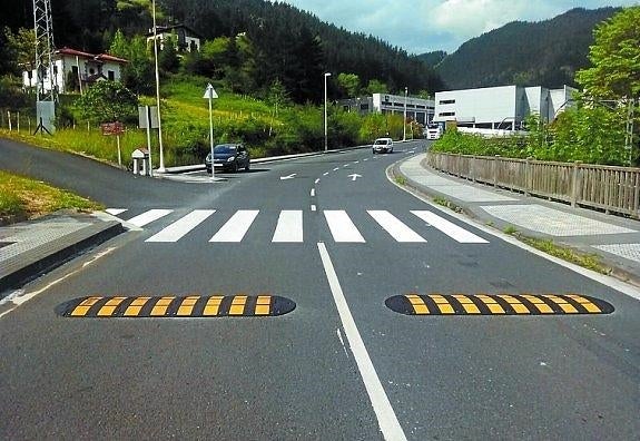 Badenes y paso de peatones, en la entrada de Igartualdea. 