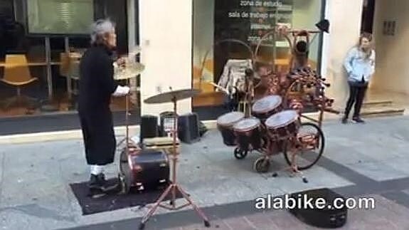Un artista callejero crea música con malabares