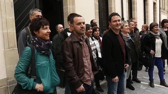 Arraiz, arropado los los parlamentarios de EH Bildu. 