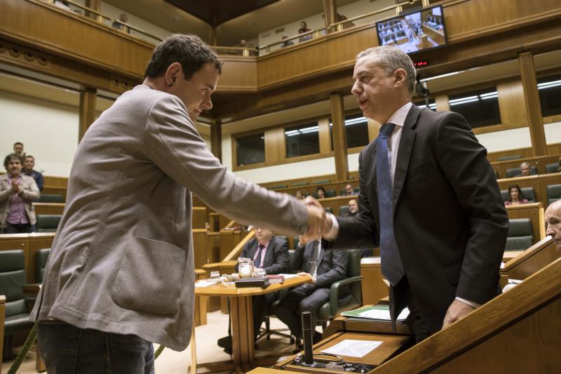 Hasier Arraiz se despide del lehendakari, Iñigo Urkullu.