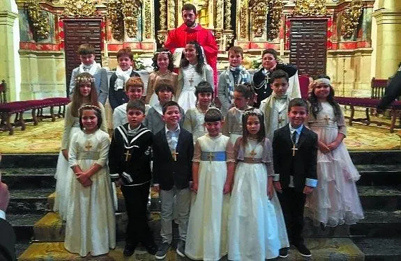 Grupo de niños que el pasado domingo realizó la primera comunión con el párroco Iñigo Mitxelena.