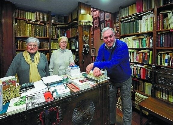 Mari Loli, María Luisa y Juanjo Arbelaiz, en la librería Manterola antes de su cierre en 2014.