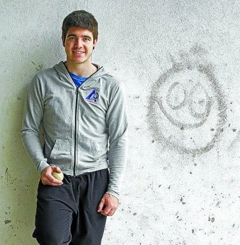 Iker Irribarria, en el elizpe de la iglesia de Arama.