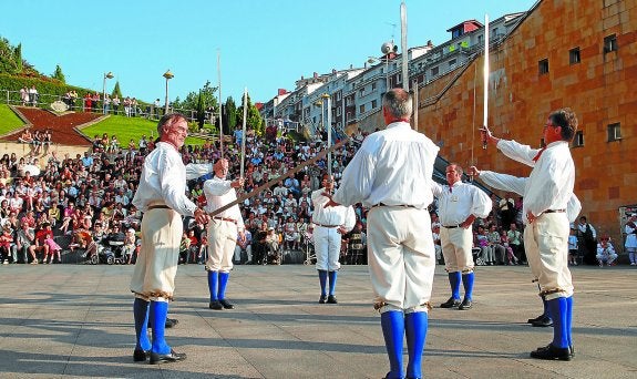 Internacional. Las danzas con espadas fueron protagonistas en 2006 y regresan este año con tradiciones diferentes.