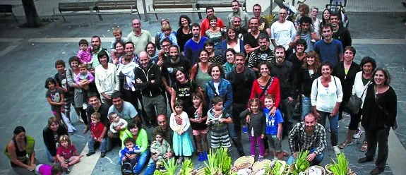 Onekin. Varias familias acuden a recoger la cesta de la semana.