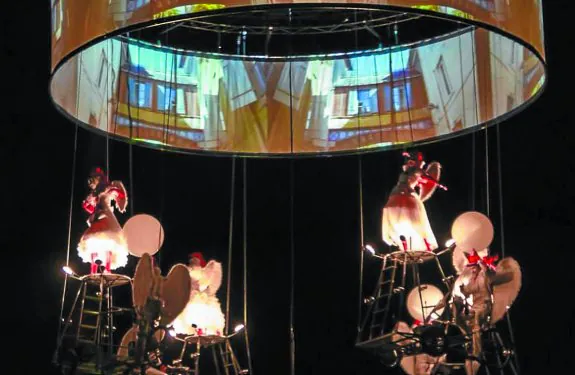 Una imagen del espectáculo 'Pedaleando hacia el cielo' que inaugura el World Puppet Festival .