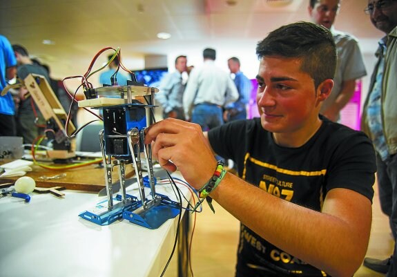 Jon, alumno del Instituto Bidasoa, con el robot creado con Arduino, ayer en Ficoba.