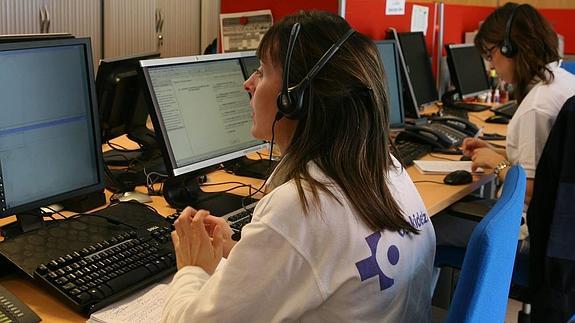 Trabajadoras de Osakidetza atienden llamadas de pacientes.