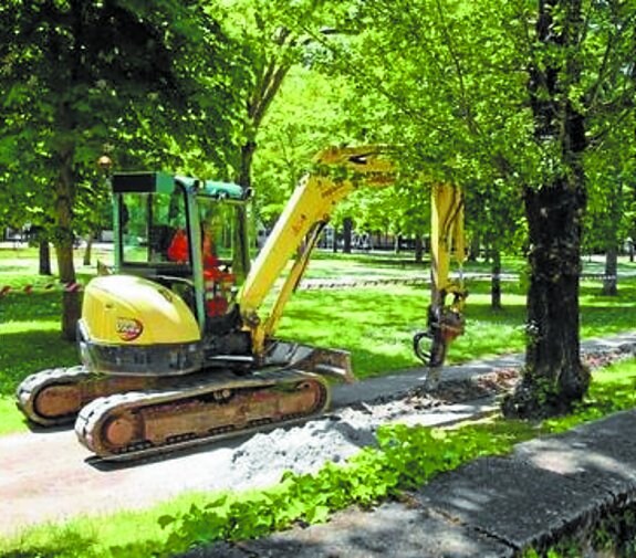 Una máquina pica la pista del Prado en el arranque de los trabajos de reparación. 