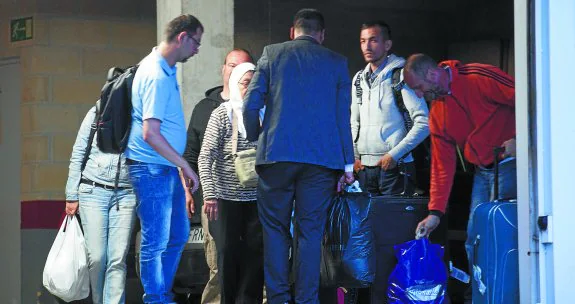 Parte del grupo de refugiados sirios, a su llegada ayer a Donostia pasadas las nueve y media de la noche.