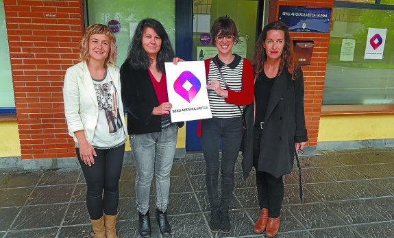 Logo berria. Aitziber Estonba, Gloria Vázquez, Arantxa Escartin eta Mar Arregi