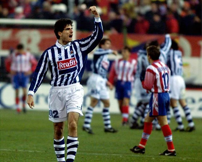 Mikel Antía celebra un gol en su época de jugador de la Real Sociedad. 