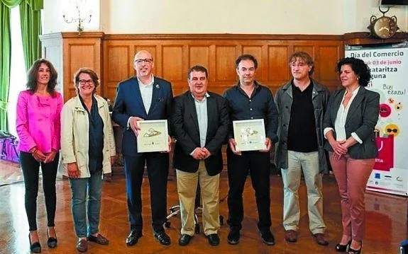 Los premiados, con Gasco y otros miembros del jurado. 