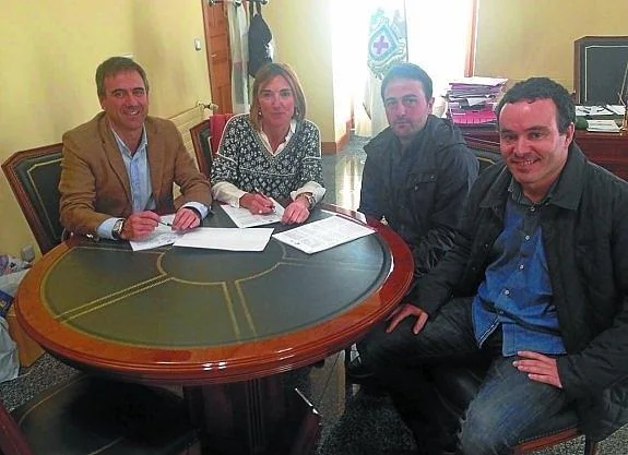 El alcalde Miguel de los Toyos con los responsables de la firma Aibe en la firma del convenio.