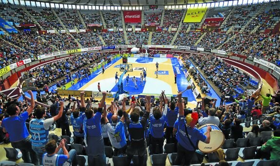 Panorámica de la cancha de Illunbe en un partido del Gipuzkoa Basket. 