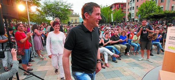 Otegi, seguido de Beitialarrangoitia, ayer en el inicio de campaña en la plaza San Juan de Irun.
