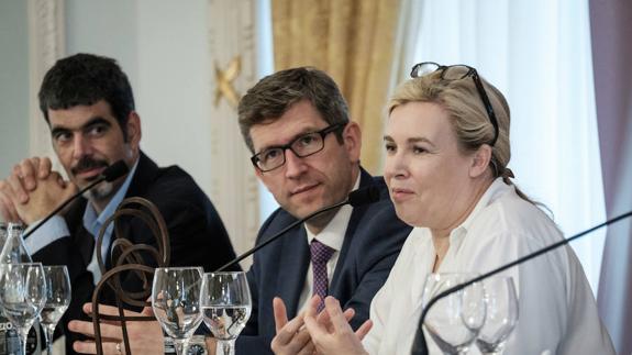 Hélène Darroze  ha comparecido acompañada del alcalde de Donostia, Eneko Goia, y el director del hotel María Cristina, Stijn Oyen