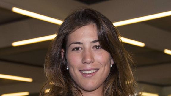 Garbiñe Muguruza es tan mediáticamente resuelta que sonríe igual si le dicen vasca, barcelonesa, española o venezolana.