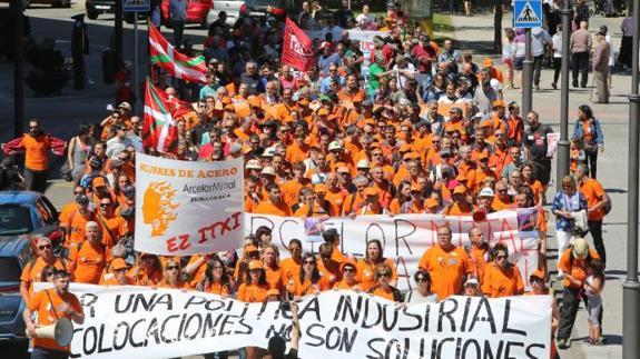 Cientos de trabajadores de Arcelor se manifiestan en Avilés contra las recolocaciones