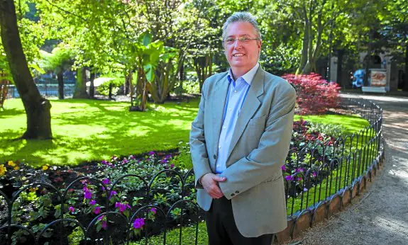 José Ignacio Asensio, junto a los jardines de la plaza Gipuzkoa, frente al despacho que regenta en el palacio foral como diputado de Medio Ambiente y Obras Hidráulicas.