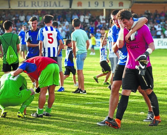 Ignacio Otaño, portero del Lagun, es consolado por un seguidor azpeitiarra sobre el césped de El Rubial, ayer en Murcia. 