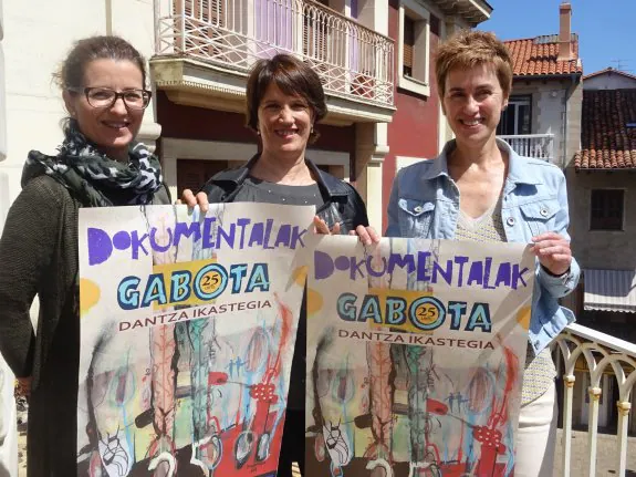 Mireia Alberdi, Garbiñe Aizpitarte y la concejala Nekane Iribar, con el cartel de la efeméride.