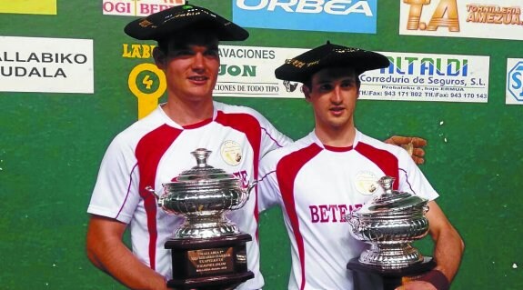 Martinez y Ugalde con los trofeos y txapelas de campeones del Biharko Izarrak. 