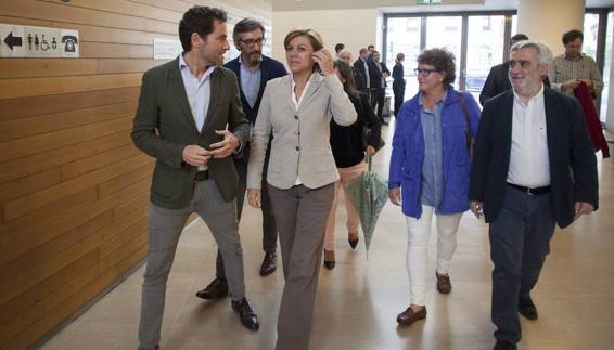 María Dolores de Cospedal con sus compañeros de partido en el Kursaal.