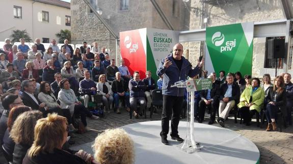 Joseba Egibar interviene en el acto electoral de su formación en Bergara.